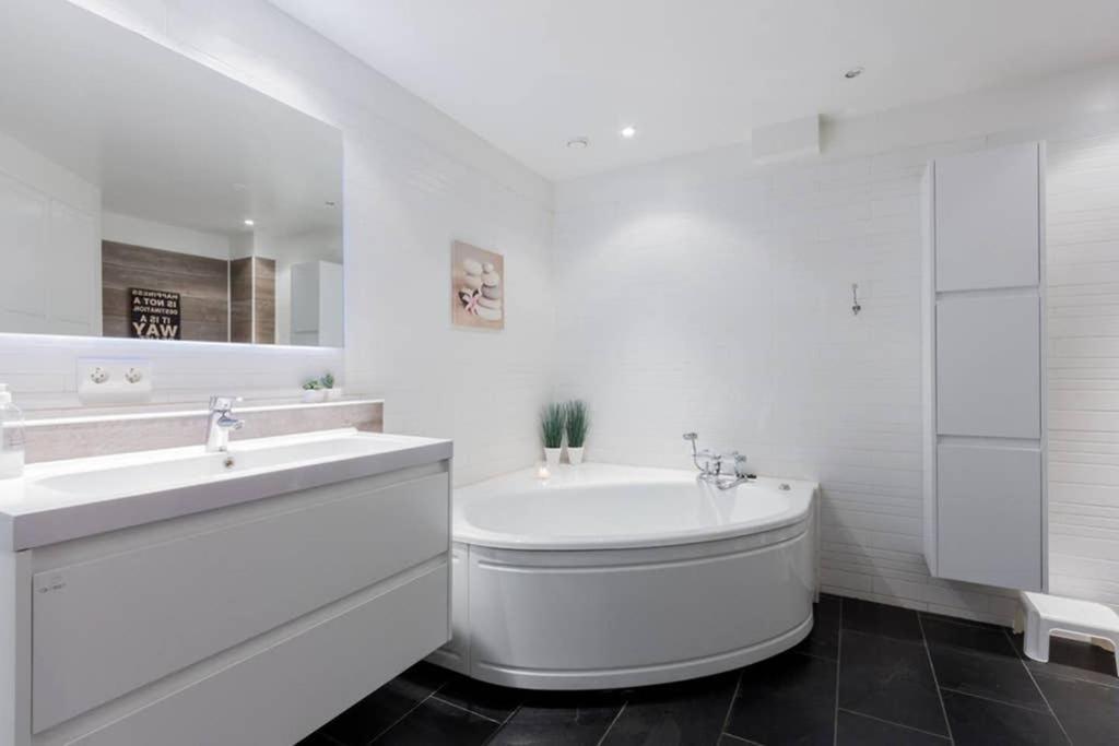Superb Central Location, No Car Needed - Spacious อาคูเรย์รี ภายนอก รูปภาพ